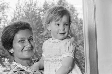 Simone Veil avec sa petite-fille Isabelle à Paris, le 17 juin 1974