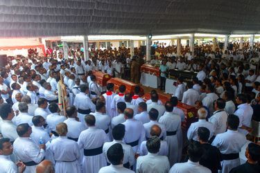 Un enterrement collectif près de l'église Saint-Sébastien, à Negombo, au Sri Lanka mardi