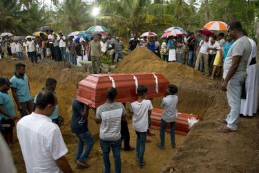 Un enterrement collectif près de l'église Saint-Sébastien, à Negombo, au Sri Lanka mardi