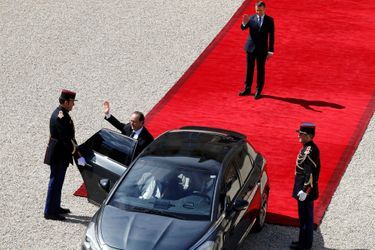 Emmanuel Macron dit au revoir à François Hollande
