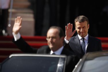 Emmanuel Macron dit au revoir à François Hollande