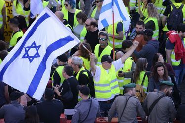 Des Israéliens portant un gilet jaune protestent à Tel-Aviv, le 14 décembre 2018.
