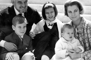 La princesse Stéphanie de Monaco avec ses parents, son frère et sa soeur, le 11 avril 1966