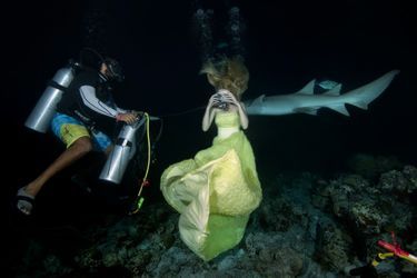 Les deux femmes en harmonie avec les requins.