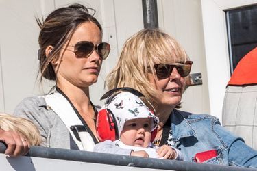 Le prince Alexander de Suède avec sa mère la princesse Sofia et sa grand-mère Marie Hellqvist, le 14 août 2016