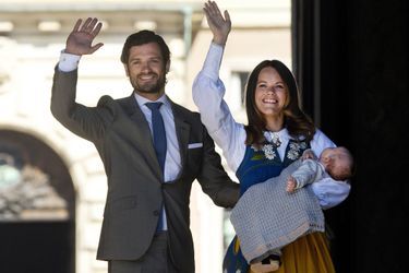 Le prince Alexander de Suède avec ses parents la princesse Sofia et le prince Carl Philip, le 6 juin 2016