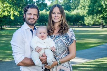 Le prince Alexander de Suède avec ses parents la princesse Sofia et le prince Carl Philip. Photo diffusée le 22 août 2016