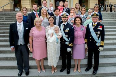 Le prince Alexander de Suède avec ses parents, la famille royale suédoise, celle de la princesse Sofia et ses parrains et marraines, le 9 septembre 2016