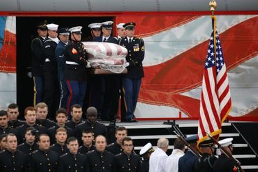 Le cercueil de George W.H. Bush à son arrivée au Texas