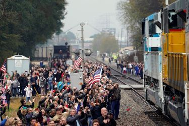 La foule devant le train qui transporte le cercueil de George W.H. Bush