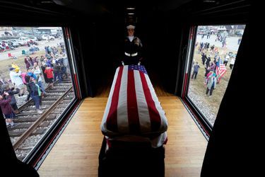 Le cercueil de George W.H. Bush dans le train qui l'a conduit au Texax