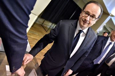 François Hollande, dimanche lors de son vote pour le premier tour à Tulle. 