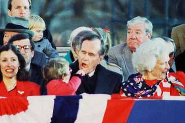 George W. H. Bush avec sa petite fille Ellie LeBlond à Washington en 1989