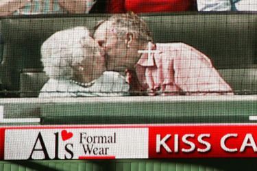 Le couple s'embrasse en 2005 lors d'un match de baseball entre les Houston Astros et les St. Louis Cardinals