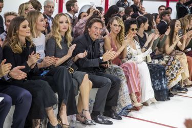 Karlie Kloss, Jennifer Lawrence et Cara Delevingne lors du défilé Christian Dior à Paris, le 26 février 2019 