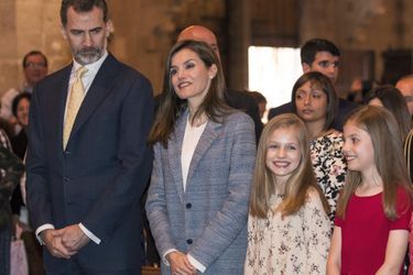 Le roi Felipe, la reine Letizia, leurs filles Leonor et Sofia à la cathédrale de Palma pour la messe de Pâques, le 16 avril 2017.
