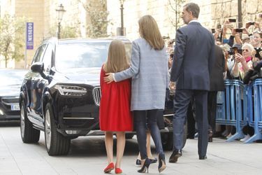 Le roi Felipe, la reine Letizia et leur fille Sofia à la cathédrale de Palma pour la messe de Pâques, le 16 avril 2017.