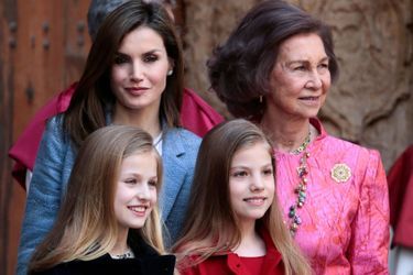 La reine Letizia, ses filles Leonor et Sofia et la reine Sofia à la cathédrale de Palma pour la messe de Pâques, le 16 avril 2017.