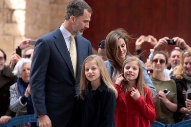 Le roi Felipe, la reine Letizia, leurs filles Leonor et Sofia à la cathédrale de Palma pour la messe de Pâques, le 16 avril 2017.