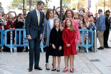 Le roi Felipe, la reine Letizia, leurs filles Leonor et Sofia et la reine Sofia à la cathédrale de Palma pour la messe de Pâques, le 16 avril 2017.