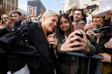 Pink a reçu son étoile à Hollywood en présence de fans