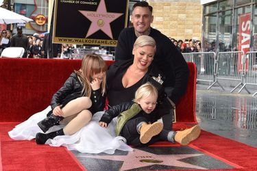 Pink avec son mari et leurs deux enfants 