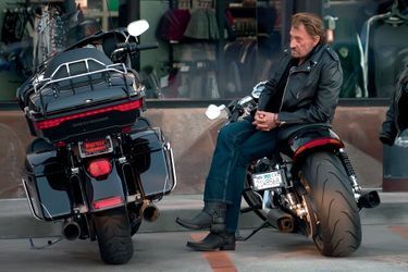 Le 28 janvier, sur sa Harley, à Marina del Rey, Los Angeles. Johnny est soigné depuis l’automne