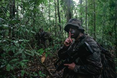 Des hommes du 9e régiment d’infanterie de marine (RIMa) dans la forêt amazonienne en décembre 2018. La saison des pluies rend la progression particulièrement ardue.