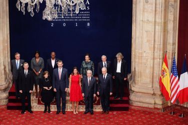 La reine Letizia et le roi Felipe VI d'Espagne avec les lauréats du Prix des Asturies 2018 à Oviedo, le 19 octobre 2018