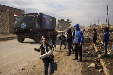 <br />
16 décembre 2016 - Alep Des enfants acclament un convoi d&#039;aide humanitaire russe dans le quartier de Gibreen.