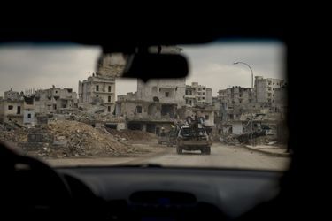 <br />
17 décembre 2016 - Alep Véhicules des combattants kurdes du YPG sur la route du Castello.