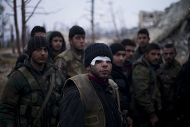 <br />
17 décembre 2016 - Alep Les soldats gouvernementaux au retour d&#039;une patrouille dans une zone plusieurs perdue et reprise par les deux belligérants.