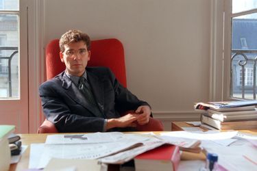 L&#039;avocat Arnaud Montebourg dans son bureau en octobre 1995.