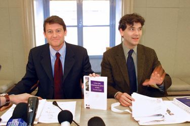 Vincent Peillon et Arnaud Montebourg en février 2001 lors de la présentation d&#039;un rapport parlementaire sur le blanchiment d&#039;argent en Suisse.