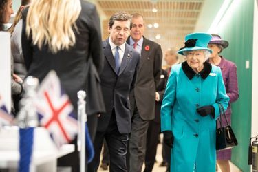 La reine Elizabeth II en bleu canard à Londres, le 7 novembre 2018