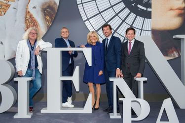 Brigitte Macron à la Biennale des Antiquaires de Paris, en compagnie de  Pierre-Jean Chalençon, Jean-Charles de Castelbajac, Mathias Ary Jan, et Emmanuel Marcovitch. 