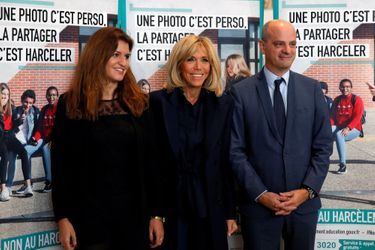 Marlène Schiappa, Brigitte Macron et Jean-Michel Blanquer au collège des Petits Ponts à Clamart pour évoquer la lutte contre le harcèlement scolaire. 