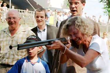 La garde des Sceaux Elisabeth Guigou à la Fête de la rose de Frangy-en-Bresse en août 1999, aux côtés du député Montebourg.