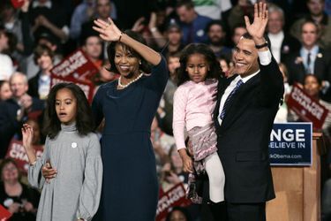 Michelle et Barack Obama avec leurs filles Malia et Sasha, en janvier 2008.