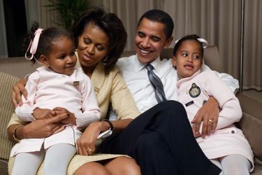 Michelle et Barack Obama avec leurs filles Malia et Sasha, en novembre 2004.
