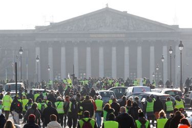 A Paris, des gilets jaunes se dirigent vers l&#039;Assemblée nationale. 