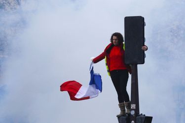 Une manifestante sur les Champs-Elysées, samedi matin.