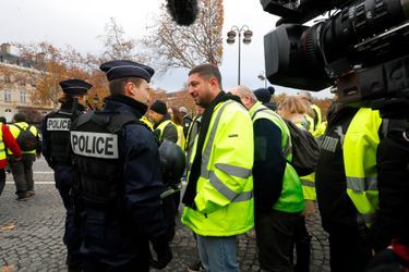 Des manifestants échangent avec les policiers sur les Champs-Elysées, samedi.