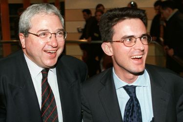 Jean-Paul Huchon, candidat à la présidence de la région Île-de-France, plaisante avec le conseiller régional Manuel Valls en mars 1998.