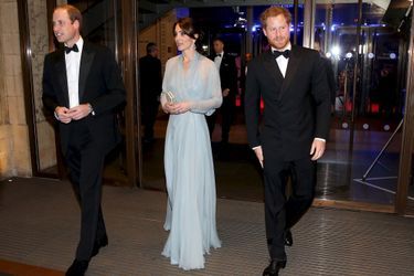 Kate, William et Harry pour tenir la chandelle, lors de la première du dernier James Bond, &quot;Spectre&quot;, au Royal Albert Hall de Londres, le 26 octobre 2015. 