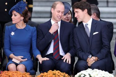 Malgré leur retenue, les Cambridge n&#039;en restent pas moins un couple, et parfois, un geste doux passe entre les mailles de l&#039;étiquette, comme cette main de Kate sur la jambe de William, lors de la cérémonie de bienvenue pour leur visite officielle au Canada, à Victoria le 24 septembre 2016.