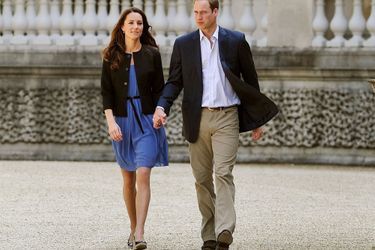 Kate et William, main dans la main, dans le jardin de Buckingham, le 30 avril 2011, au lendemain de leur mariage. 