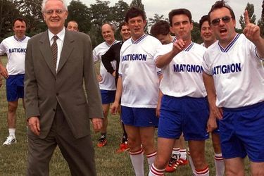 Lionel Jospin et l&#039;équipe de football de Matignon, en juillet 1999. A droite : Jean-Pierre Jouyet, futur secrétaire général de l&#039;Elysée, et Manuel Valls.
