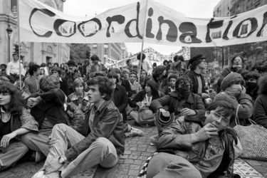 Le jeune Manuel Valls, 16 ans, (assis, au premier plan) participe à une manifestation lycéenne en octobre 1978.