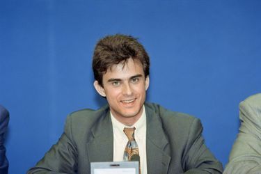 Manuel Valls lors d&#039;une conférence de presse au siège du PS en 1993.